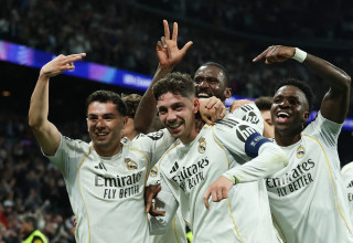 שחקני ריאל מדריד חוגגים עם פדריקו ואלוורדה (צילום: רויטרס)