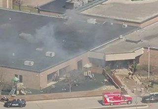 פיגוע דריסה וחשד לירי בבית כנסת בדטרויט, ארה"ב (צילום: צילום מסך CBS)