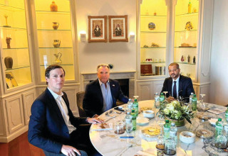 בדר אל-בוסעידי, סטיב וויטקוף, ג'ארד קושנר, 26.2.26 (צילום: רויטרס)