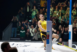 ארמנד דופלנטיס קופץ במוט שבדי אחרי ששבר שיא עולם חדש (צילום: GettyImages, Fredrik PERSSON / TT News Agency / AF)