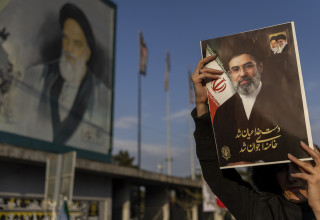 דיוקנו של מוג'תבא חמינאי (צילום: Majid Saeedi/Getty Images)