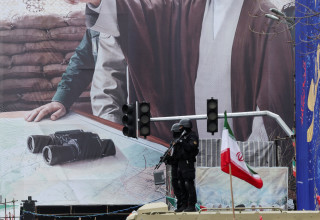 תומכי המשטר באיראן מפיגנים תמיגה במוג'תבא חמינאי (צילום: רויטרס)