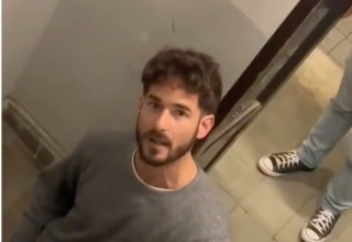 גבר חוסם כניסה למקלט (צילום: צילום מסך)