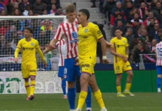 אקבאר מושך באשכיו של סורלות' (צילום: צילום מסך, X (טוויטר))