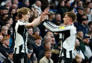 שער חמישי העונה בליגה. אנתוני גורדון חוגג עם הארווי בארנס (צילום: רויטרס)