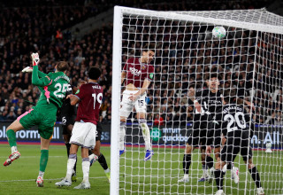 קוסטאס מברופאנוס שחקן ווסטהאם נוגח לרשת מנצ'סטר סיטי (צילום: GettyImages, IAN KINGTON/AFP)