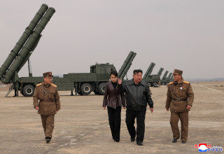 קים ג'ונג און עם בתו בשיגור טילים גרעיניים  (צילום: רויטרס)