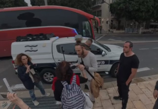 רועי סטאר מציק למפגינה (צילום: צילום מסך,עפרי איתן)