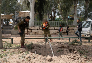 כוחות חילוץ והצלה של פיקוד העורף בזירה במרכז (צילום: דובר צה"ל)