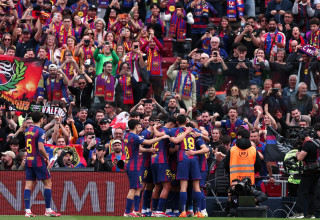 שחקני ברצלונה חוגגים מול סביליה (צילום: GettyImages)