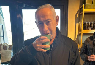 ראש הממשלה בבית הקפה (צילום: מתוך אינסטגרם)