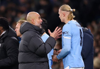 ארלינג הולאנד ופפ גווארדיולה בשיחה (צילום: Kate McShane)