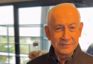 בנימין נתניהו בבית הקפה (צילום: אינסטגרם)