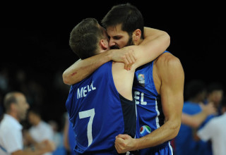 עומרי כספי עם גל מקל (צילום: GettyImages, SYLVAIN THOMAS/AFP)