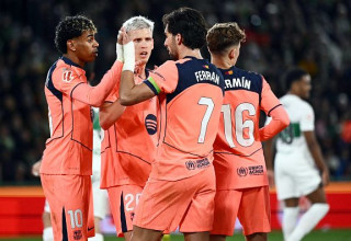 שחקני ברצלונה חוגגים מול אלצ'ה (צילום: JOSE JORDAN)