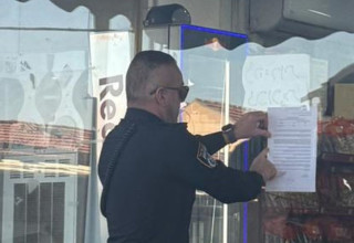 צו סגירה לבית-עסק באילת שמכר אלכוהול לקטינים (צילום: דוברות המשטרה)