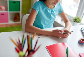 ילדה צופה בחדשות בטלפון (צילום: אינג'אימג')