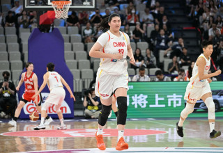 הכדורסלנית הסינית ז'אנג זי יו (צילום: GettyImages, ADEK BERRY/AFP)