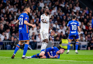 דרך עליו בכוונה? דייגו ריקו שרוע על הרצפה לצד אנטוניו רודיגר (צילום: GettyImages)