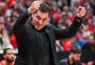 יש לו סיבות לחייך. אלון (צילום: ברני ארדוב)