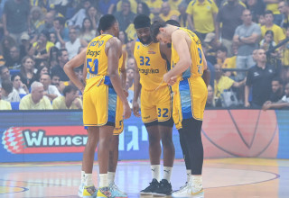 שחקני מכבי תל אביב רומן סורקין, ג'וש ניבו, בונזי קולסון (צילום: ברני ארדוב)