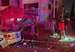 מד"א בזירת נפילת רסיס במרכז הארץ (צילום: תיעוד מבצעי מד"א)