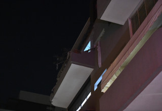 מרפסת דירתם של הזוג אשר נהרג ברמת גן בעקבות פגיעת הטיל האיראני (צילום: אבשלום ששוני)