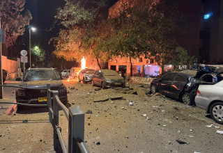 זירת פגיעת שבר היירוט בחולון  (צילום: רשתות חברתיות, שימוש לפי סעיף 27 א')