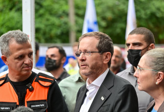 יצחק הרצוג בזירת הנפילה ברמת גן (צילום: קובי גדעון לע"מ)