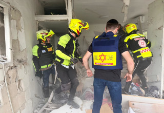 צוותי מד"א בזירת נפילה במרכז הארץ (צילום: תיעוד מבצעי מד"א)