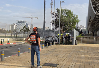 זירת הנפילה ליד אצטדיון שלמה ביטוח (צילום: תיעוד ברשתות חברתיות לפי סעיף 27 א' לחוק זכויות יו)