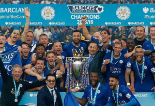 לסטר זוכה באליפות ההיסטורית שלה 2015/16 (צילום: ADRIAN DENNIS)