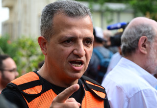 זירת פגיעת הטיל מאיראן ברמת גן: ראש העיר כרמל שאמה הכהן (צילום: אבשלום ששוני)