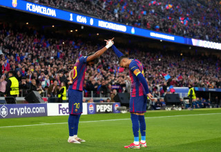 ראפיניה וימאל חוגגים את הראשון של ברצלונה מול ניוקאסל (צילום: GettyImages)