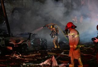 תיעוד פעילות לוחמי האש בזירת נפילה (צילום: אבשלום ששוני)