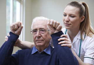 בדיקת ידיים לזיהוי שבץ, אילוסטרציה (צילום: אינגאימג)