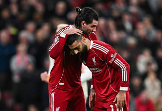 דומיניק סובוסלאי מנחם את מוחמד סלאח אחרי החטאת הפנדל (צילום: PAUL ELLIS)