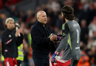 מאמן ליברפול ארנה סלוט עם השוער אליסון (צילום: רויטרס)