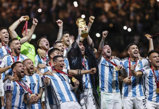 שחקני נבחרת ארגנטינה חוגגים את הזכייה במונדיאל 2022 (צילום: ANP)
