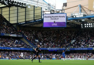 עוד עצירה ממושכת. ההודעה על בדיקת הפנדל לזכות צ'לסי (צילום: רויטרס)