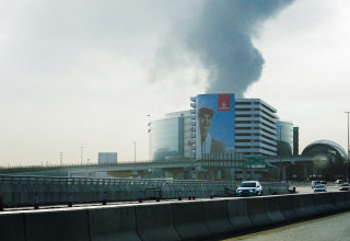 שדה התעופה הבינלאומי בדובאי לאחר הפצצה איראנית (צילום: רויטרס)