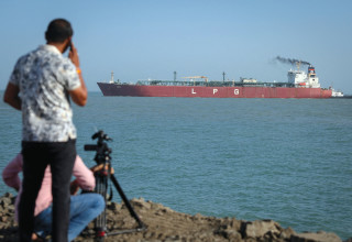 מכלית נפט במיצרי הורמוז, מרץ 2026 (צילום: רויטרס)