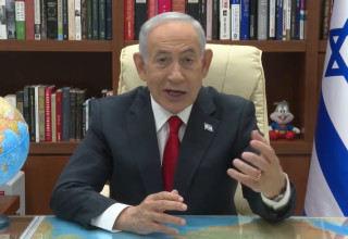 בנימין נתניהו בלשכה עם בובת באגס באני (צילום: עומר מירון /לע"מ)