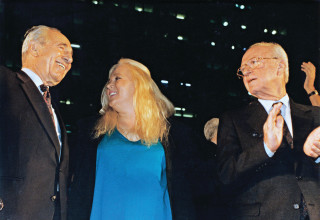 יצחק רבין, מירי אלוני ושמעון פרס בעצרת השלום,  נובמבר 1995 (צילום: נועם וינד)