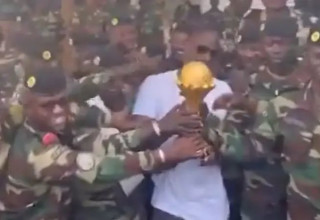 מאמן נבחרת סנגל פאפה תיאו בבסיס צבאי (צילום: צילום מסך, מתוך טוויטר)