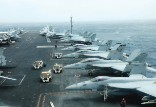 נושאת המטוסים במיצרי הורמוז (צילום: רויטרס)