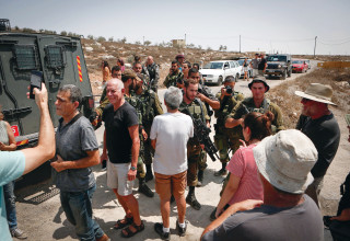 פעילי "שוברים שתיקה" וחיילי צה"ל (צילום: ויסאם השלמון, פלאש 90)