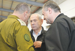 ישראל כ"ץ, בנימין נתניהו ואייל זמיר בבסיס פלמחים, מרץ 2026 (צילום: מעיין טואף, לע"מ)