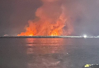 שרפה בנמל בנדר לנגה באיראן (צילום: רשתות חברתיות)