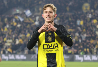 עדי יונה שחקן בית"ר ירושלים חוגג שער (צילום: דני מרון)